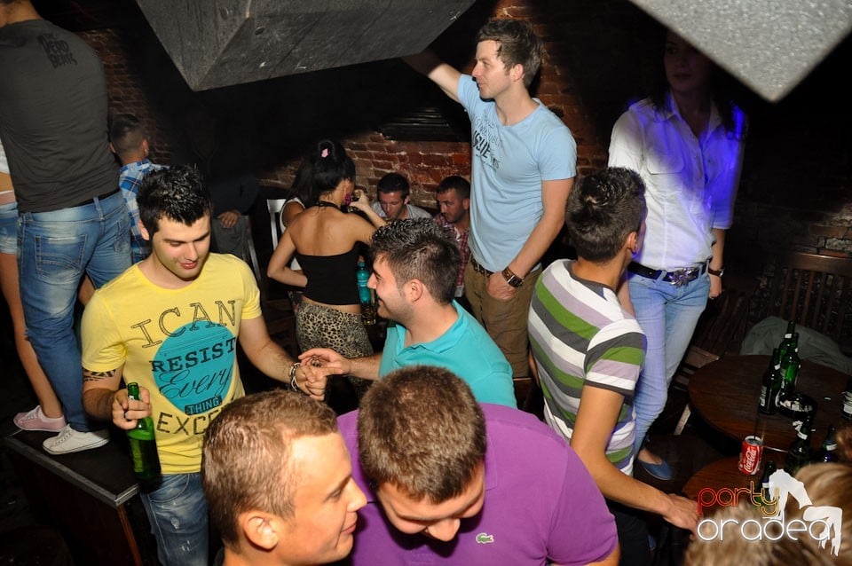 Miercuri seara în Club Escape, 