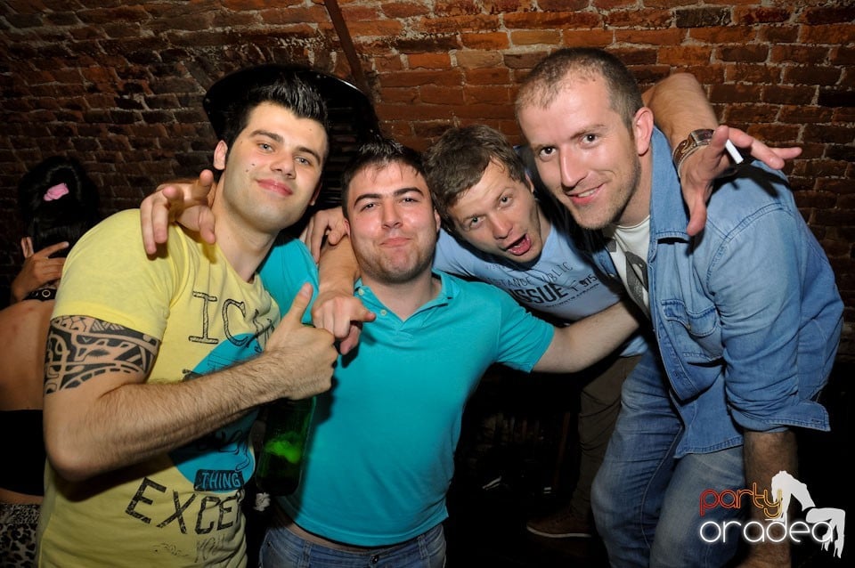 Miercuri seara în Club Escape, 