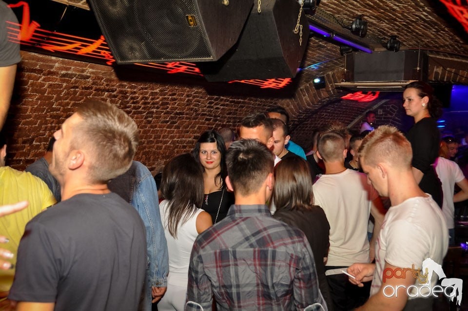 Miercuri seara în Club Escape, 