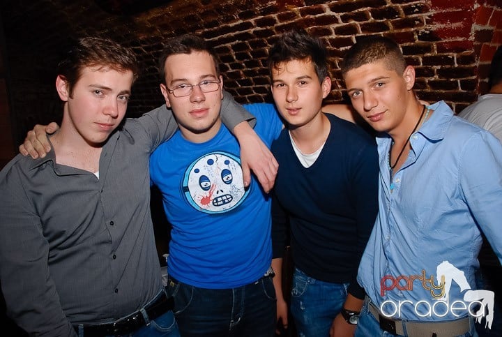 Miercuri seara în Club Escape, 