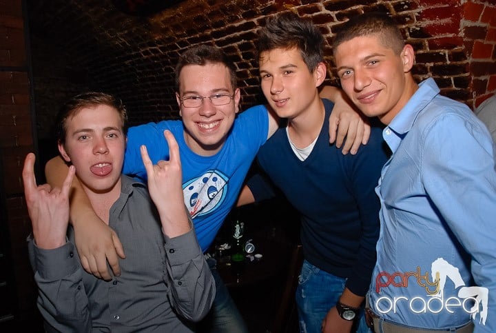 Miercuri seara în Club Escape, 