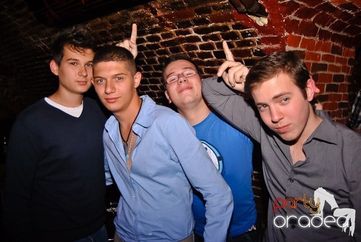 Miercuri seara în Club Escape, 