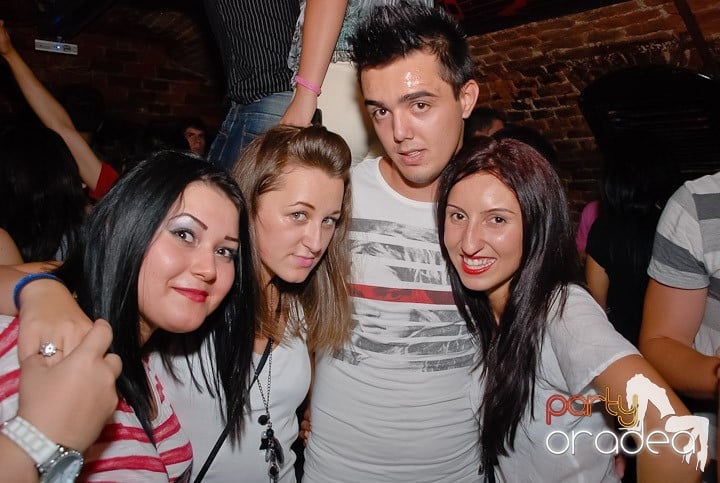 Miercuri seara în Club Escape, 