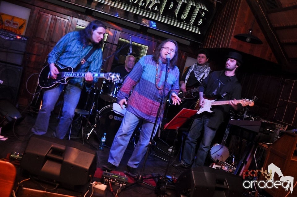 Mike Godoroja & Blue Spirit în Queen's, Queen's Music Pub