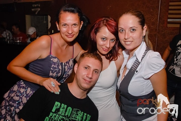 Muzică, distracţie şi voie bună în Club Seven, 