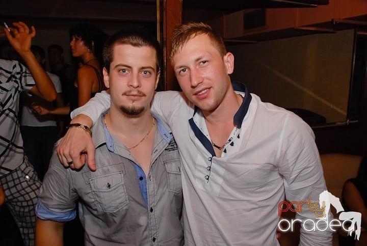 Muzică, distracţie şi voie bună în Club Seven, 