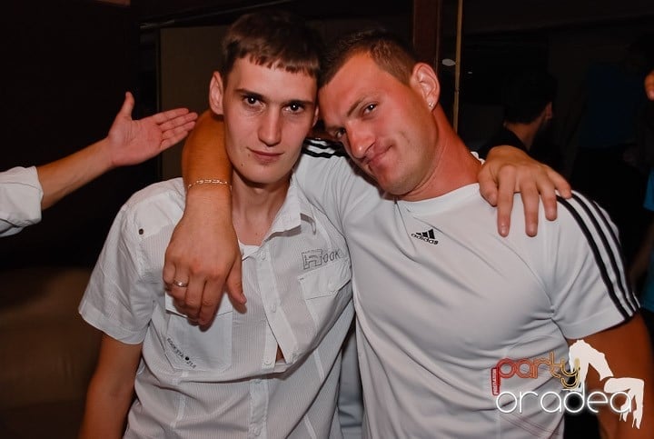 Muzică, distracţie şi voie bună în Club Seven, 