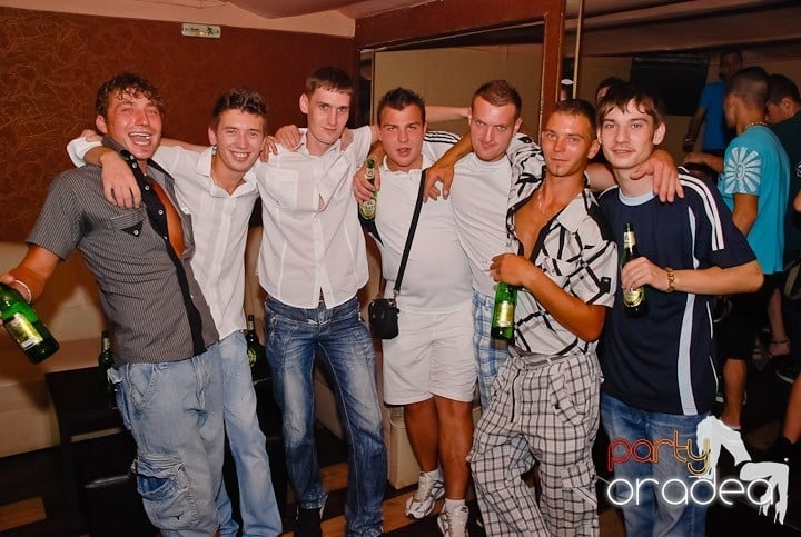 Muzică, distracţie şi voie bună în Club Seven, 