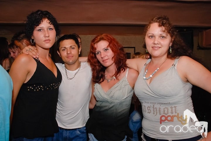 Muzică, distracţie şi voie bună în Club Seven, 