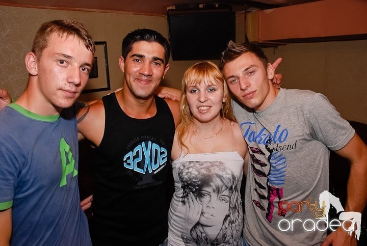 Muzică, distracţie şi voie bună în Club Seven, 