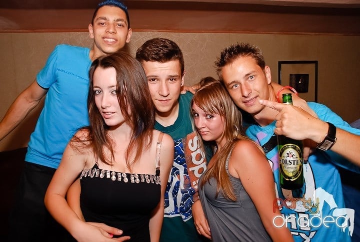 Muzică, distracţie şi voie bună în Club Seven, 