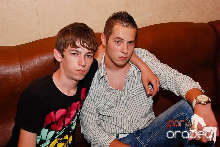 Muzică, distracţie şi voie bună în Club Seven, 