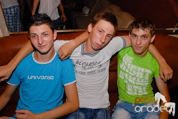 Muzică, distracţie şi voie bună în Club Seven, 