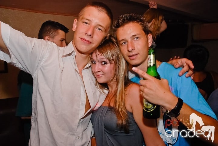 Muzică, distracţie şi voie bună în Club Seven, 