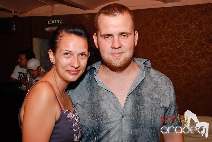 Muzică, distracţie şi voie bună în Club Seven, 