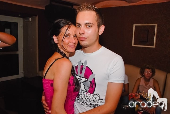 Muzică, distracţie şi voie bună în Club Seven, 