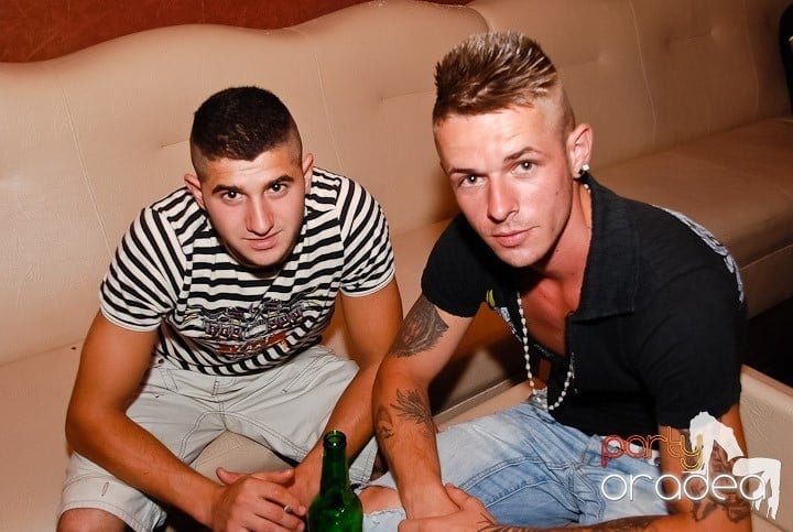 Muzică, distracţie şi voie bună în Club Seven, 