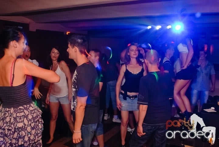 Muzică, distracţie şi voie bună în Club Seven, 