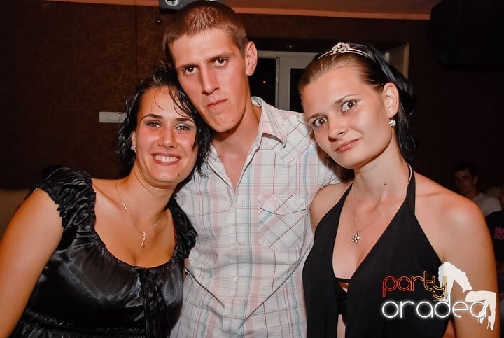 Muzică, distracţie şi voie bună în Club Seven, 