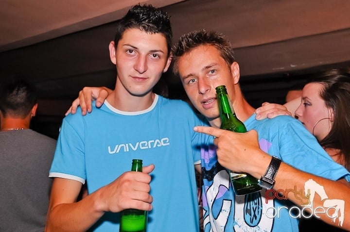 Muzică, distracţie şi voie bună în Club Seven, 