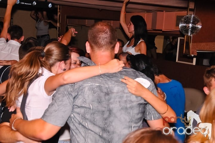 Muzică, distracţie şi voie bună în Club Seven, 