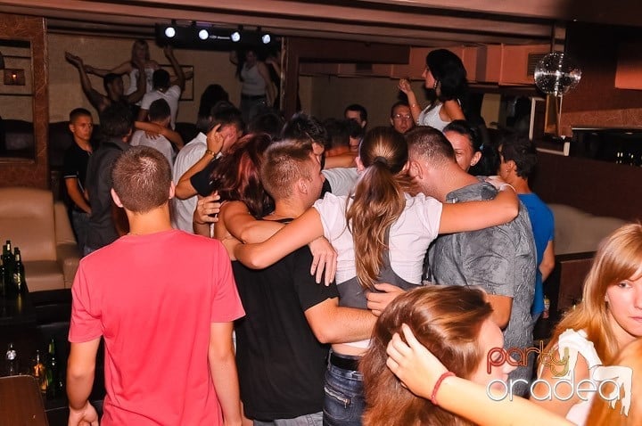 Muzică, distracţie şi voie bună în Club Seven, 