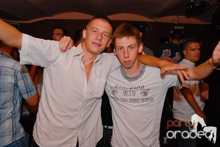 Muzică, distracţie şi voie bună în Club Seven, 