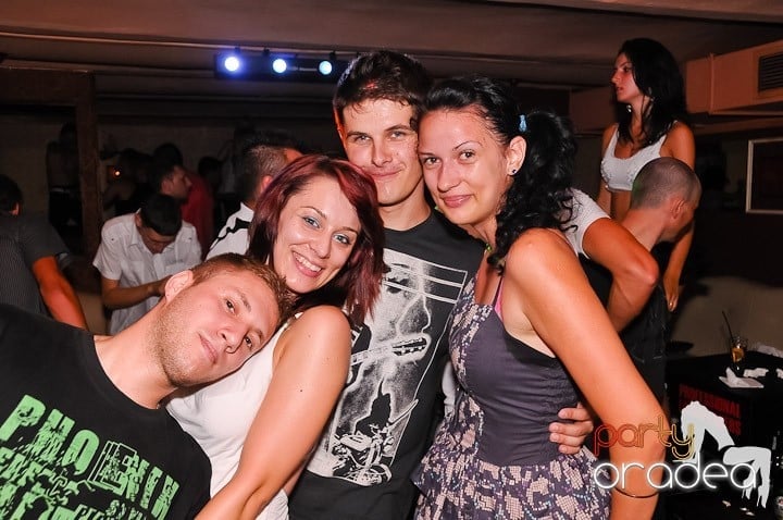 Muzică, distracţie şi voie bună în Club Seven, 