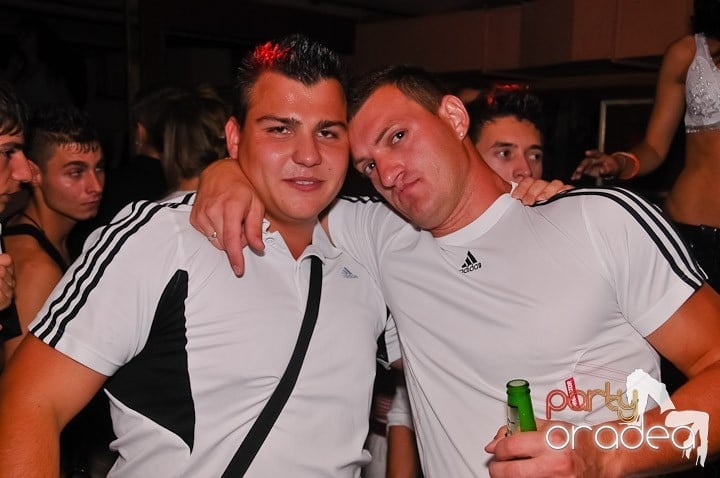 Muzică, distracţie şi voie bună în Club Seven, 