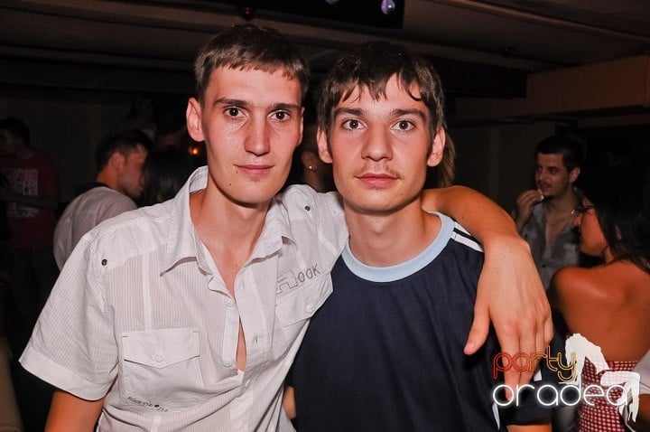 Muzică, distracţie şi voie bună în Club Seven, 