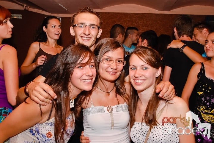 Muzică, distracţie şi voie bună în Club Seven, 