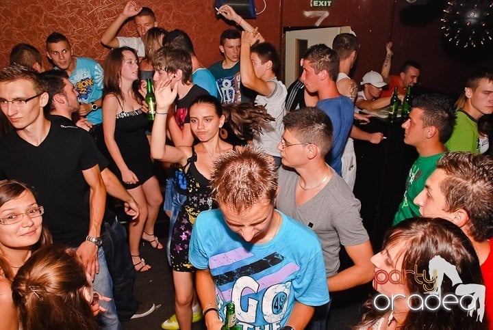 Muzică, distracţie şi voie bună în Club Seven, 