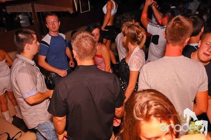 Muzică, distracţie şi voie bună în Club Seven, 