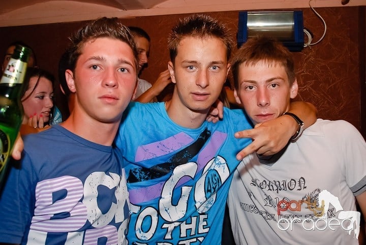 Muzică, distracţie şi voie bună în Club Seven, 