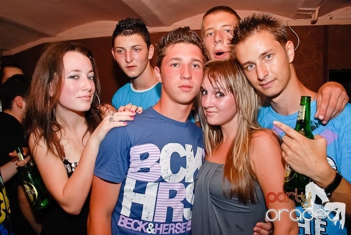 Muzică, distracţie şi voie bună în Club Seven, 