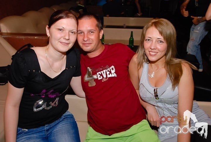 Muzică, distracţie şi voie bună în Club Seven, 