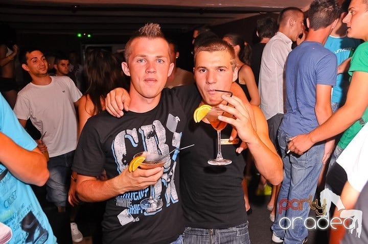 Muzică, distracţie şi voie bună în Club Seven, 