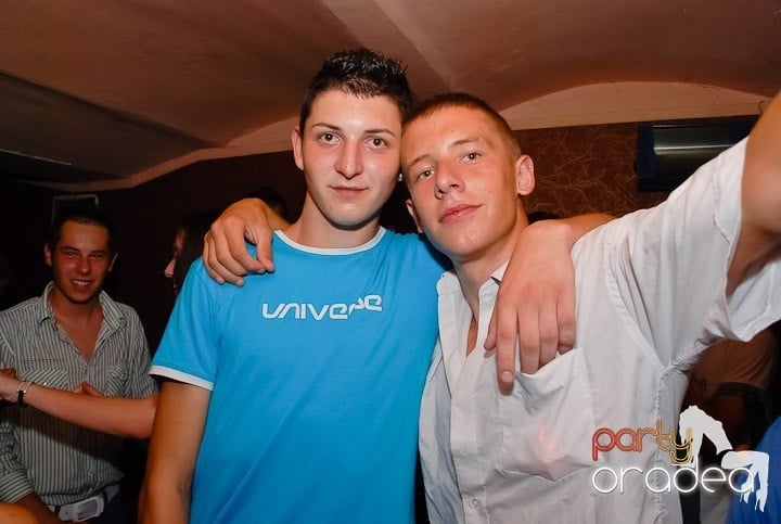 Muzică, distracţie şi voie bună în Club Seven, 