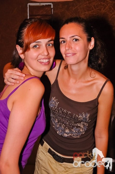 Muzică, distracţie şi voie bună în Club Seven, 