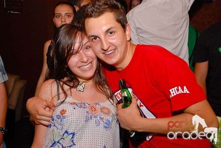 Muzică, distracţie şi voie bună în Club Seven, 