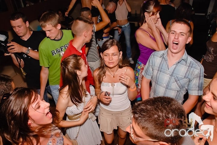 Muzică, distracţie şi voie bună în Club Seven, 