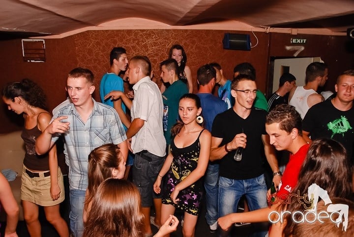 Muzică, distracţie şi voie bună în Club Seven, 