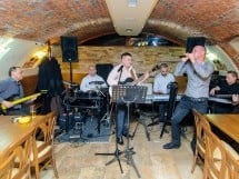 Muzică live alături de Trupa West