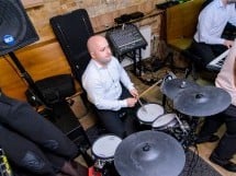 Muzică live alături de Trupa West