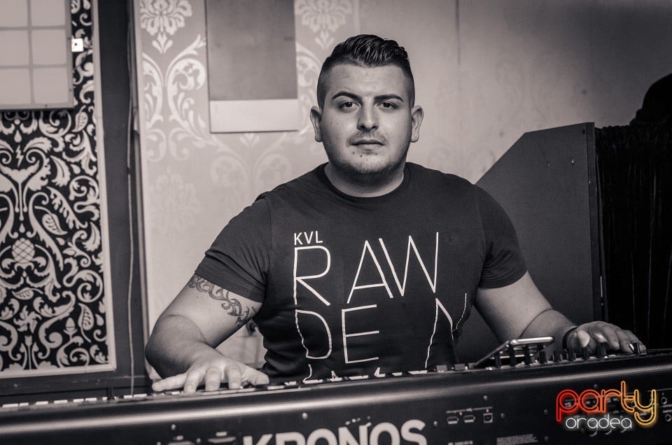Muzică live la Club Life,