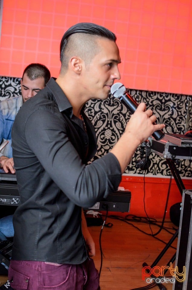 Muzică live la Club Life,
