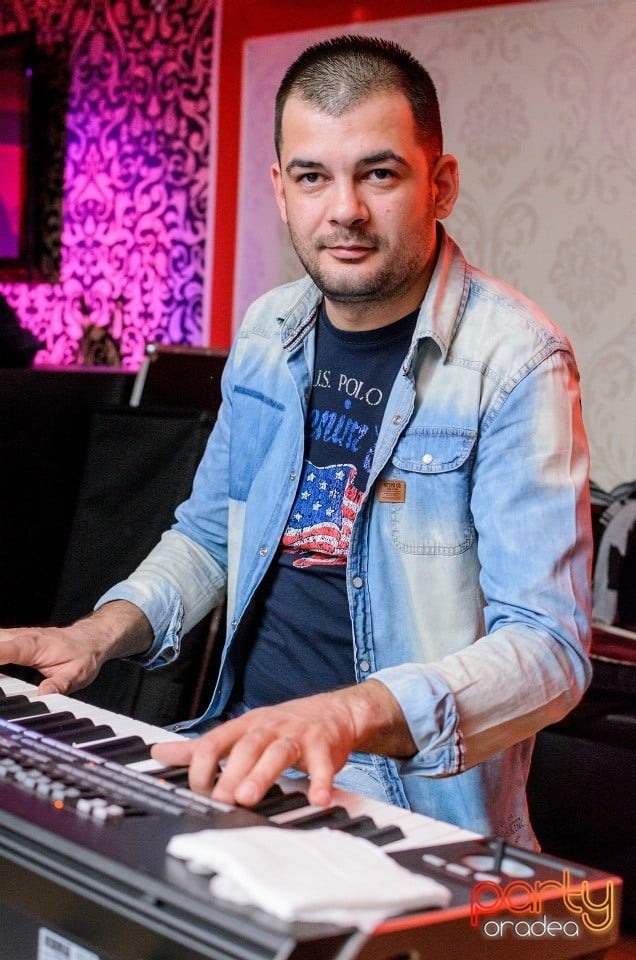 Muzică live la Club Life,
