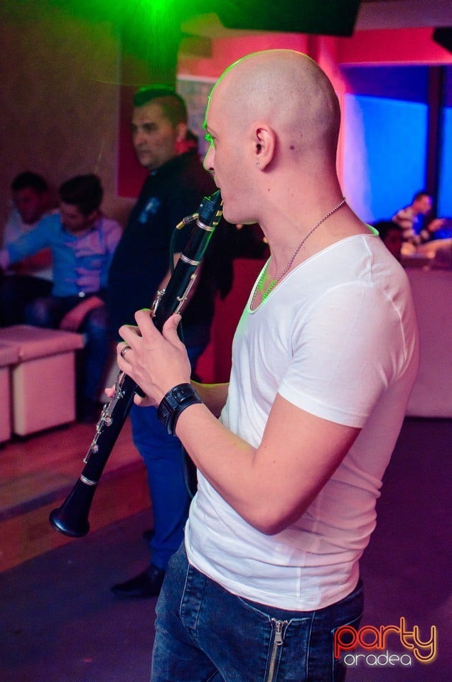 Muzică live la Club Life,