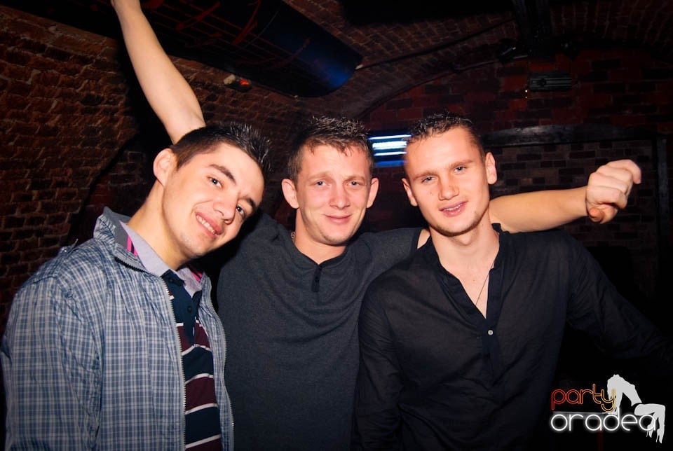 Muzică şi dans în Club Escape, 