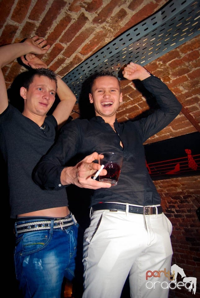 Muzică şi dans în Club Escape, 